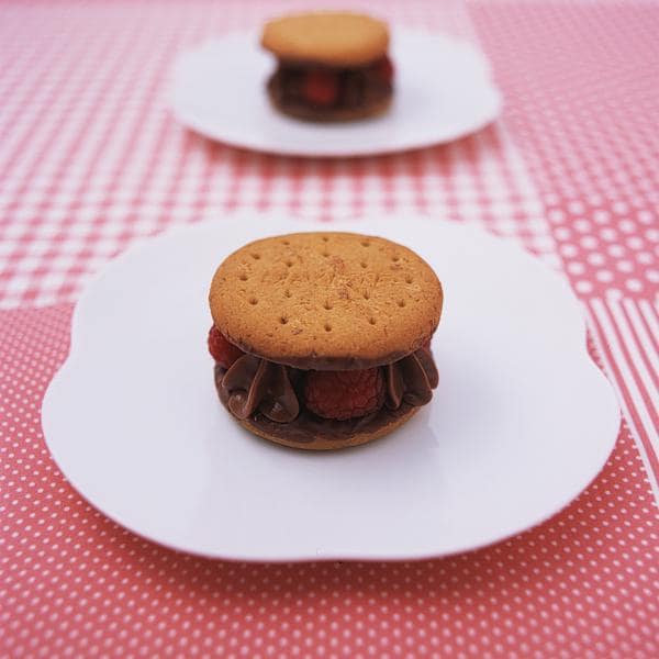 チョコビスケットとラズベリーのガナッシュサンド